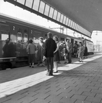 837341 Afbeelding van reizigers op het 6e perron van het N.S.-station Rotterdam C.S. te Rotterdam. Langs het perron een ...